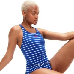 Speedo ECO Endurance+ Printed Medalist Badpak - Chroma Blue/white (fed Red Branding) -Aqua Verkoop speedo eco endurance plus printed medalist bathing suit chroma blue white fed red branding 12 1424061